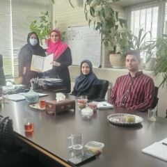 اهدای لوح تقدیر به معلم  پایه اول خانم نعیمی نژاد دبستان شیخ محمد خیابانی-1404